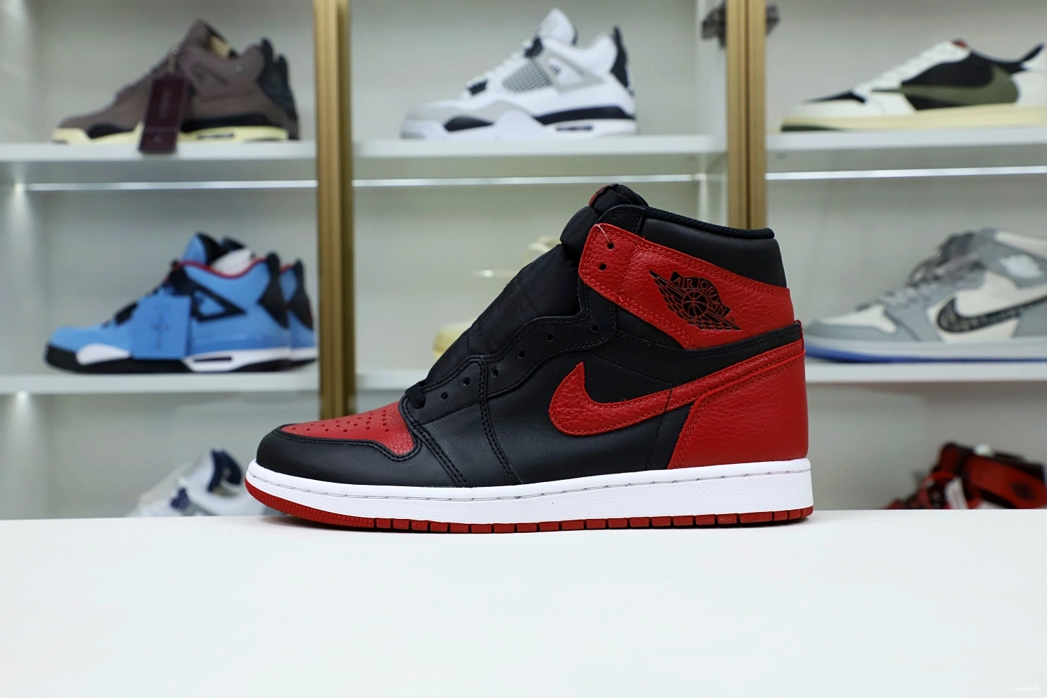 RETRO JORDAN 1 AIR 'BRED' HIGH OG 1011
